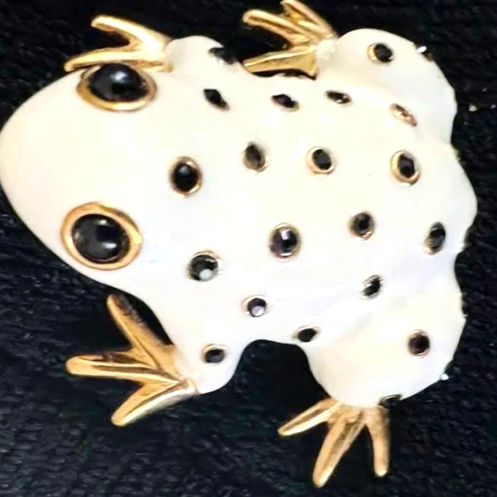 Vtg. CINER White & Gold Enamel Frog Brooch Created For The MMA - Picture 9 of 9